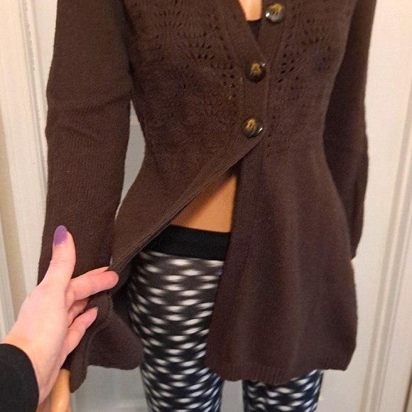 Harold's V-Neck Cardigan. Brown crochet-Look with 4 Large Buttons on Front - Picture 4 of 7